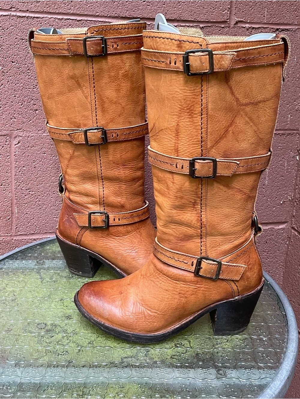 Frye Carmen 3-Strap Saddle Tan Brown boots Size 7.5 B 

Genuine leather upper